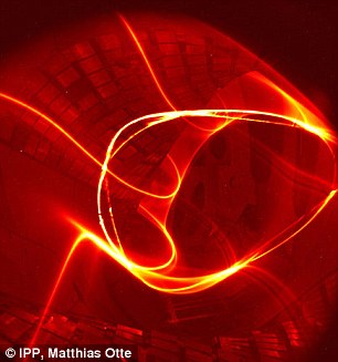 “文德尔施泰因 7-X”装置内并联环路的电子束，显示出沿着磁场线的轨迹。